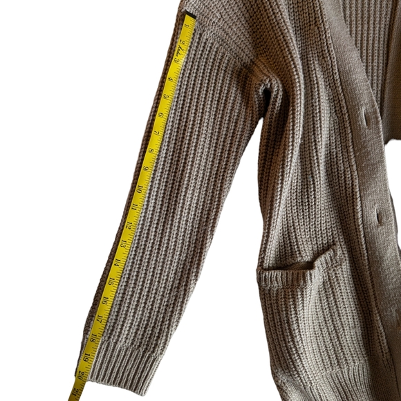 Cozy knit beige button up cardigan with pockets | DIVIDED - Picture 4 of 11
